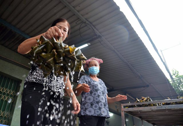 Nhộn nhịp nghề truyền thống bánh ú tro ở TPHCM - Ảnh 7. Nhộn nhịp nghề truyền thống bánh ú tro ở TPHCM - Ảnh 7.