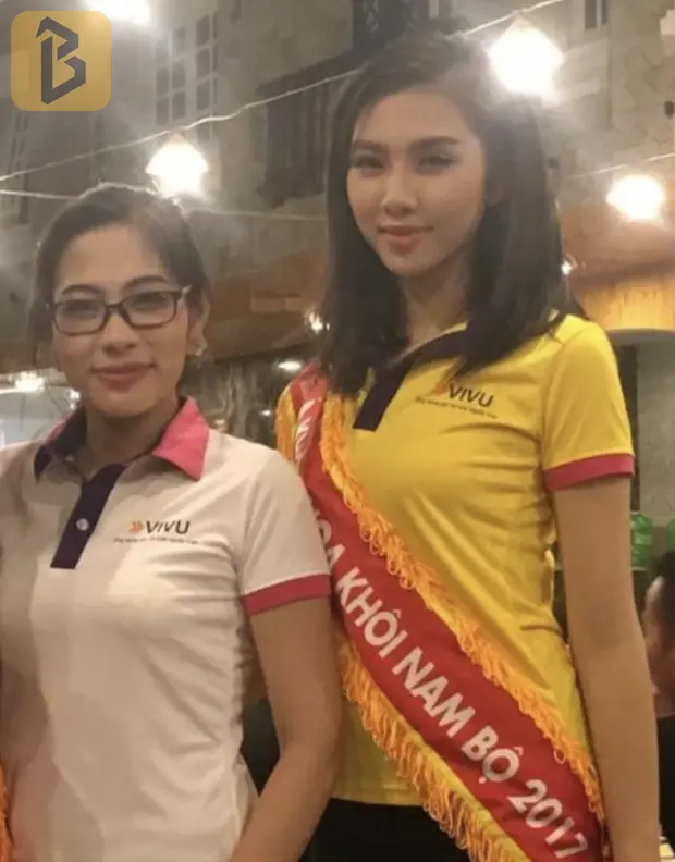 Bà Trang chụp cùng Thùy Tiên thời cô đi thi Hoa khôi Nam Bộ 2017.