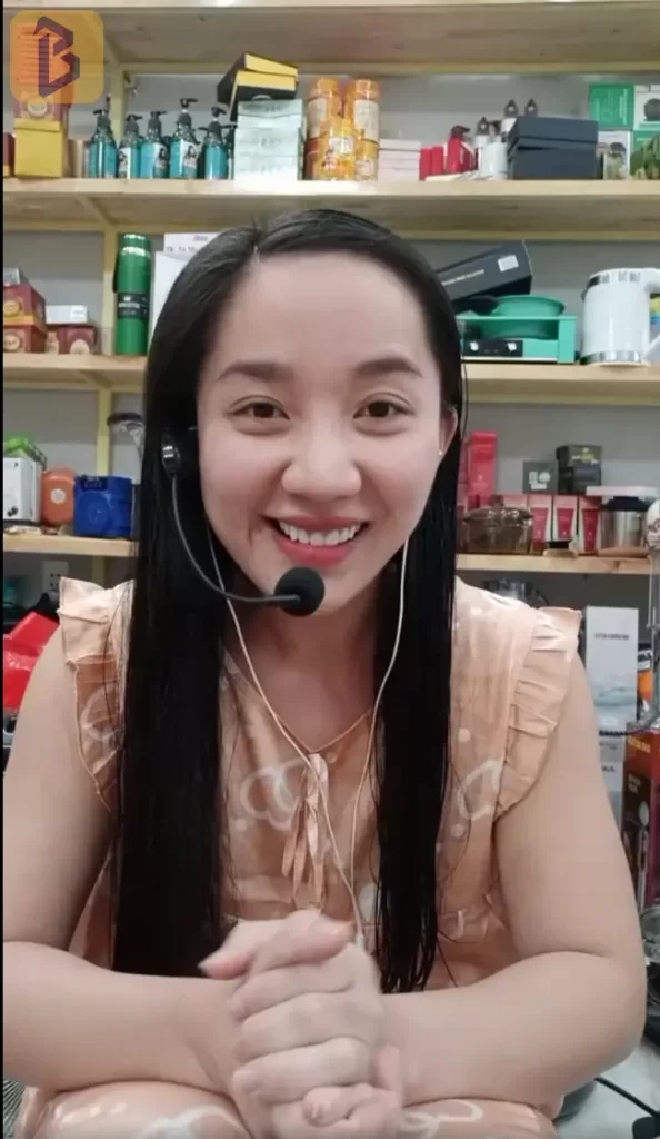 Hiện tại, công việc chính của Quỳnh Quỳnh là bán hàng online.